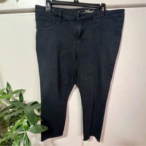 Universal Thread Women’s Size 14 Black Mid-rise Jeggings with Raw hem
